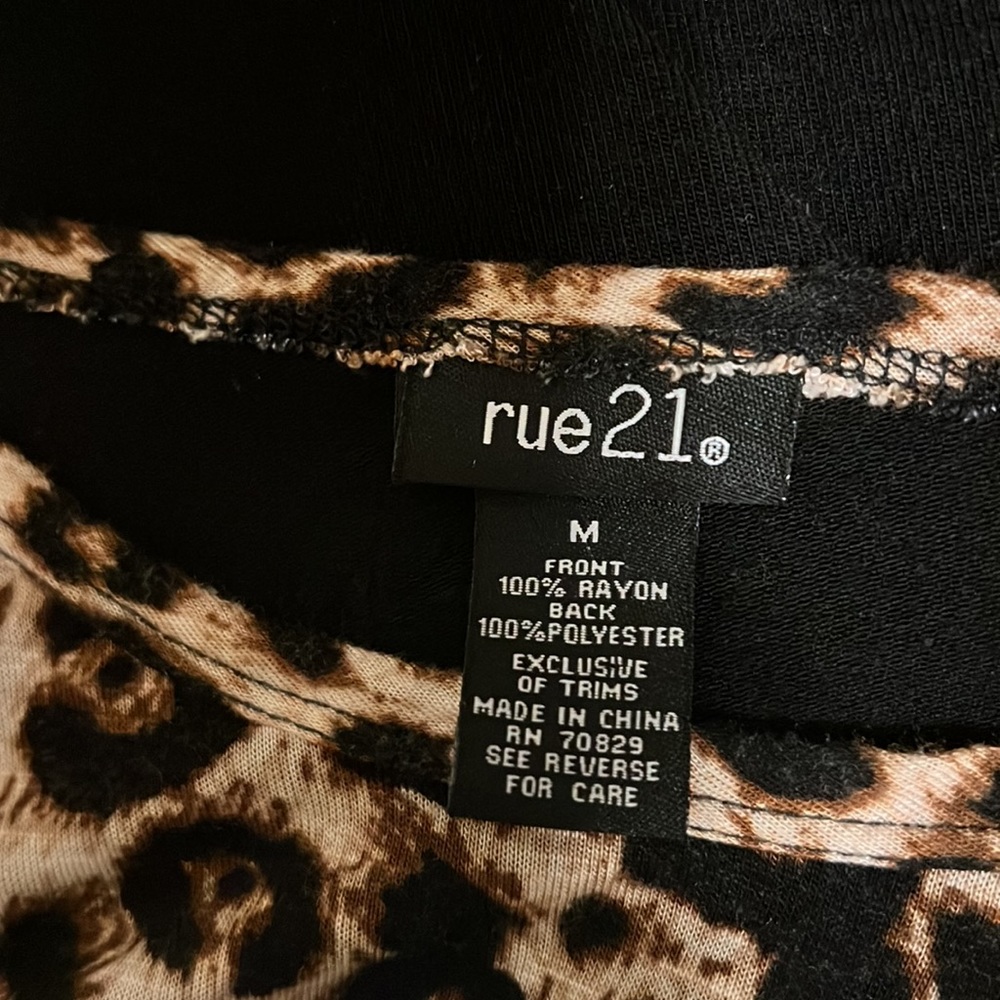 Women’s RUE21, Scoop Neckline, Long Sleeves, Leopard Print Top, Multi Colors, M - Picture 3 of 3